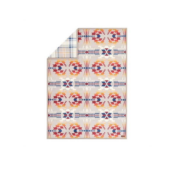 Pendleton Legend Lake Gray Plaid Reversible Plush Fleece Throw Blanket - Picture 6 of 6